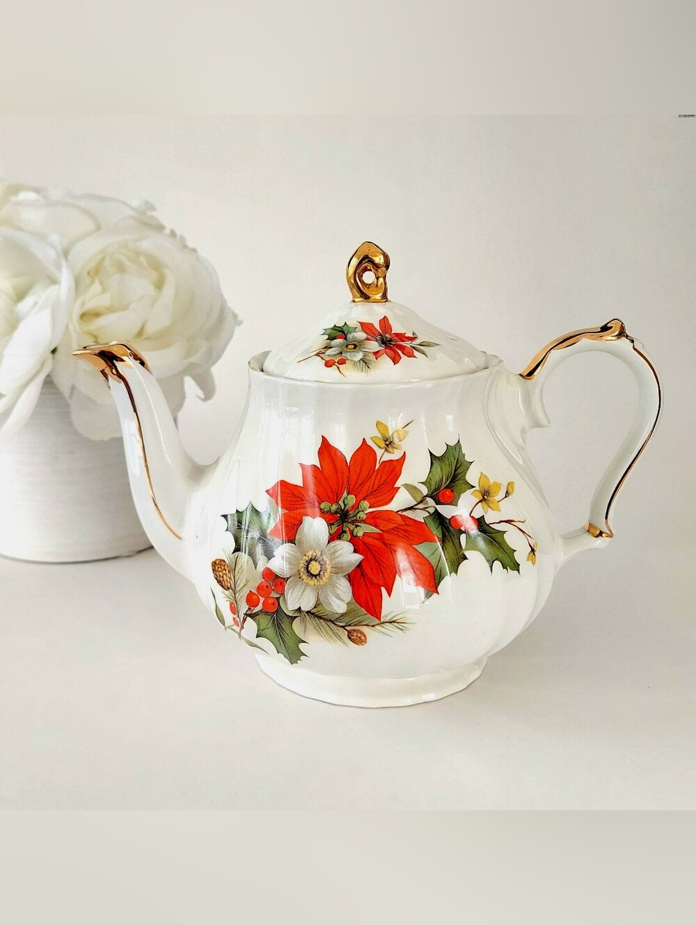 Vintage Sadler England Christmas Teapot Poinsettia Holly Gold Trim Ribbed 22kt